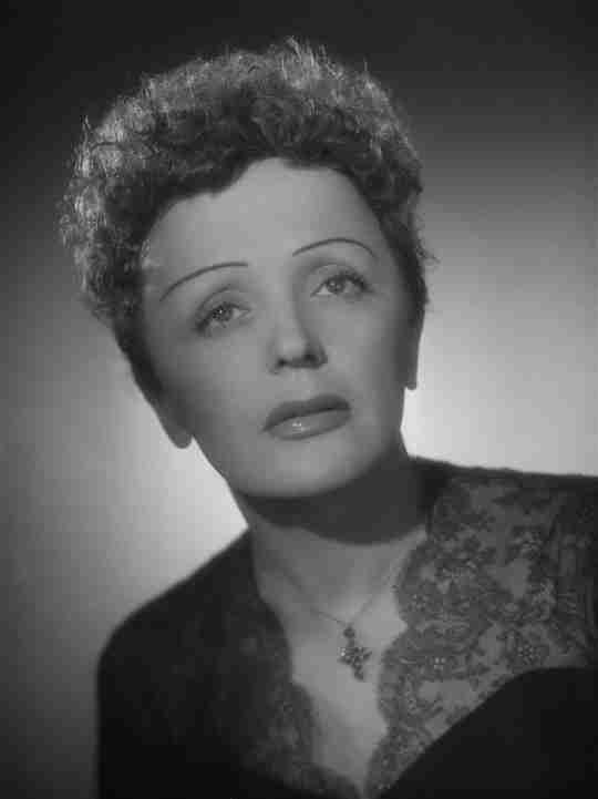 Edith Piaf, Harcourt portrait session, circa 1950. Public domain/Wikimedia Commons